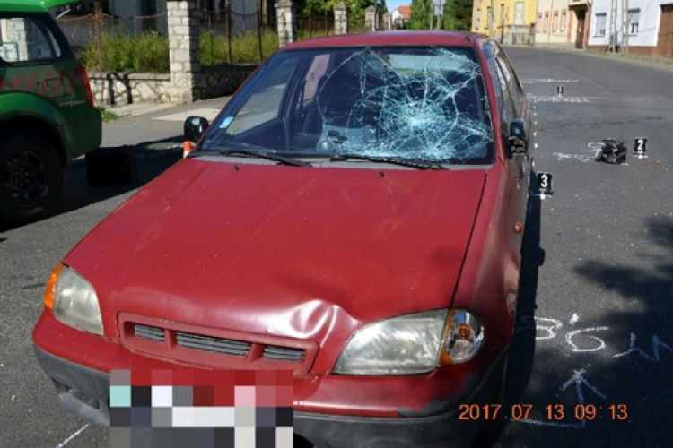 Fgyelmetlenül léptek az autó elé