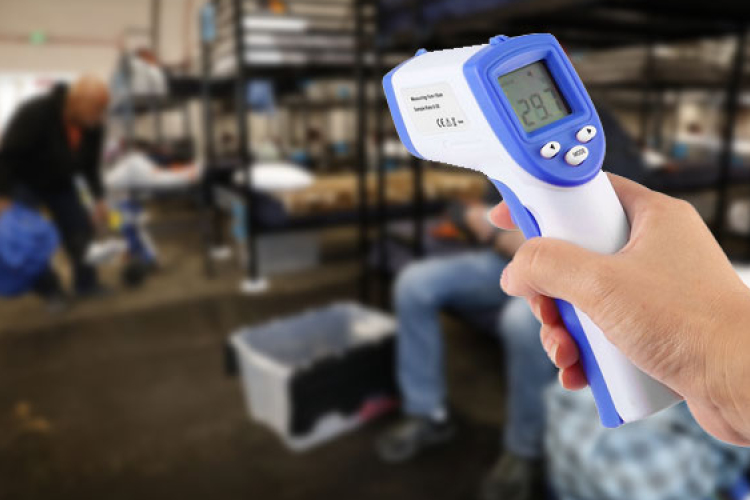 Lázat mérnek és fertőtlenítenek a hajléktalanszállón