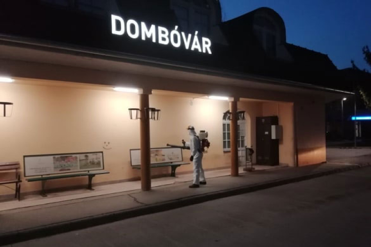 Fertőtlenítették a buszmegállókat Dombóváron