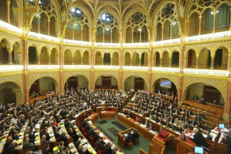 Ombudsmant választ a parlament 