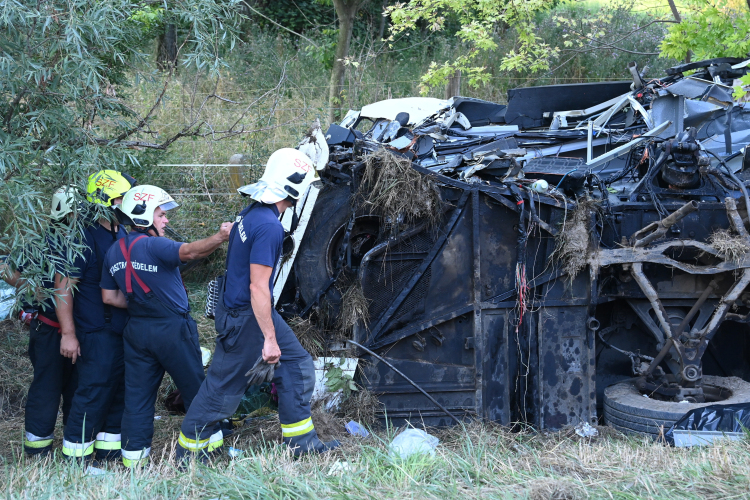 Többen is meghaltak egy buszbalesetben az M7-esen