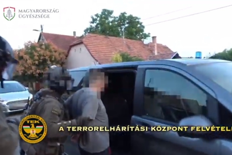 Letartóztattak egy férfit, aki rendőrökre akart támadni az ünnepen