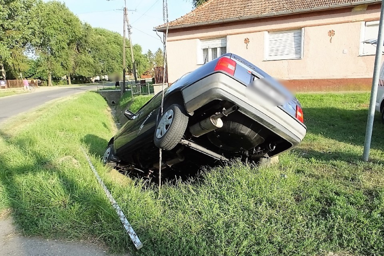 Kocsit lopott, de pár méter után árokba csapódott