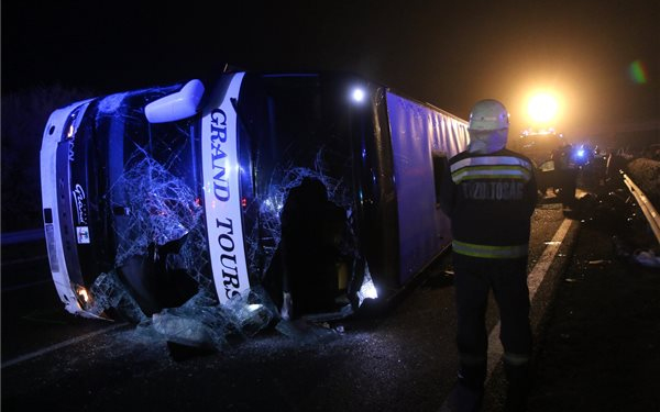 Felborult egy busz az M3-ason – hárman meghaltak, sok sérült