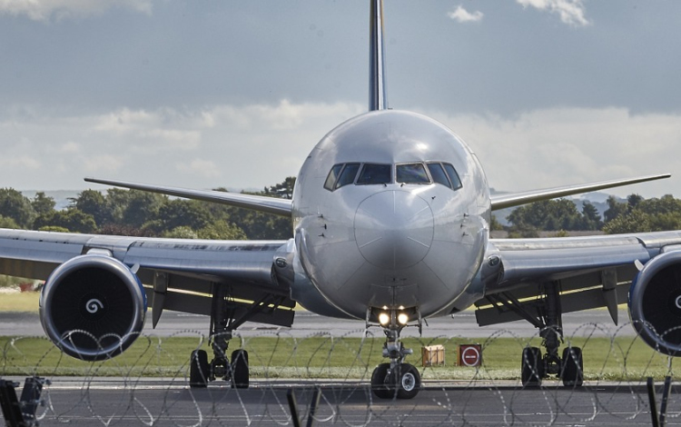 A Boeing befejezte a vitatott 737 MAX típusú repülőgépek szoftverjének frissítését 