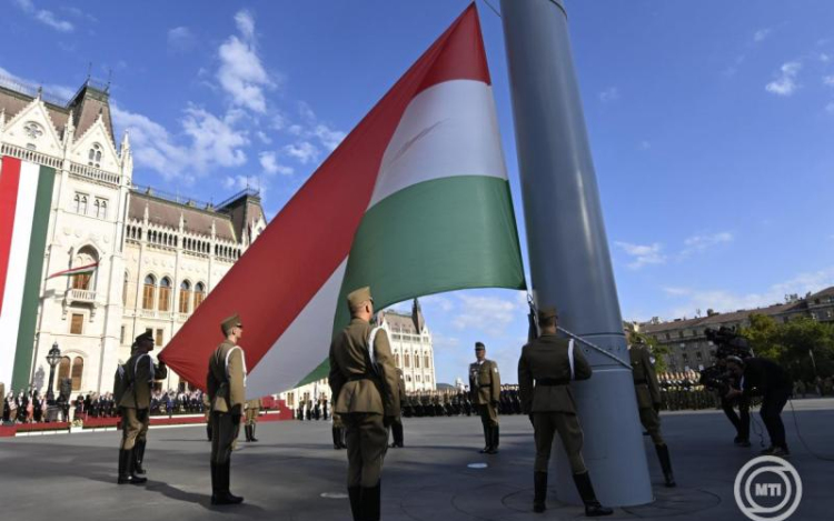 Augusztus 20. - Felvonták a nemzeti lobogót az Országház előtt