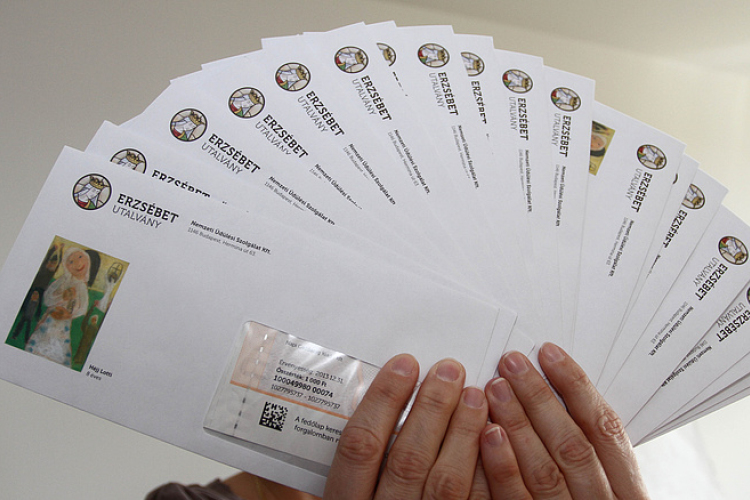 Érkezik a 30 ezer forintos élelmiszer-utalvány a nyugdíjasoknak