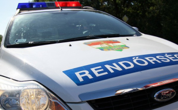 Márkajelzéseket loptak autókról Dombóváron