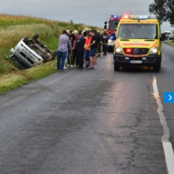 Felborult egy kisbusz Dombóvár térségében 