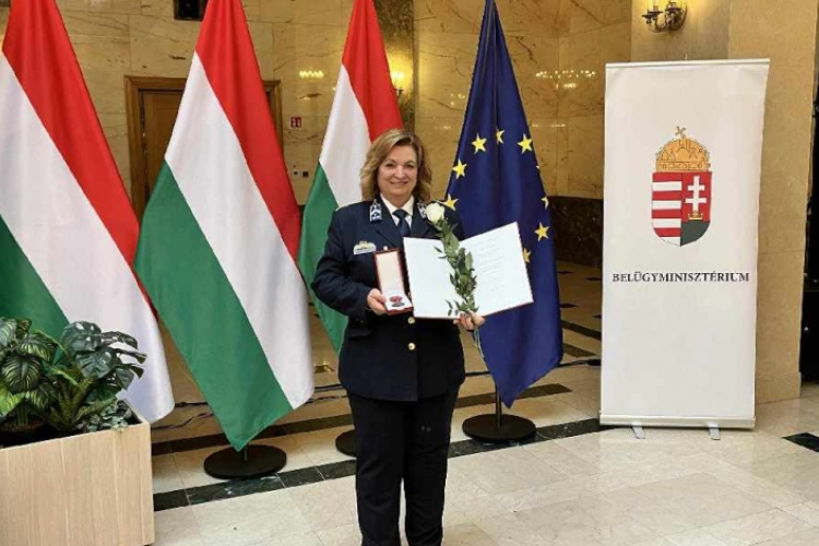 Magyar bronz érdemkereszt kitüntetést kapott Tóth Szilvia, a Dombóvári Rendőrkapitányság referense
