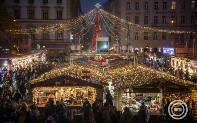 Pénteken nyílik meg Budapest hivatalos karácsonyi vására a Deák Ferenc téren